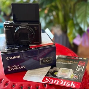 Canon PowerShot SX740 HS Digital Camera in Black w/ Memory Card